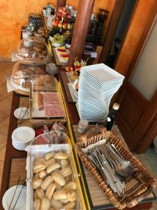 兰佩杜萨爱莫斯科德索旅馆的自助餐,包括食物和盘子