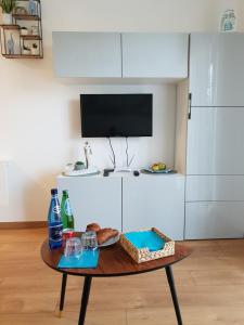 弗罗茨瓦夫Apartament Nad Starą Odrą的一张桌子,上面放着面包和饮料