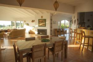 卡达克斯CASA JUANA grande luxueuse maison avec magnifique vue sur mer的用餐室以及带桌椅的起居室。