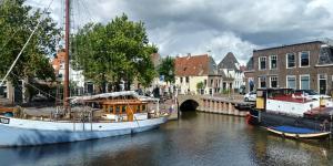 哈林亨Het Goede Leven的两艘船停靠在城市的运河上