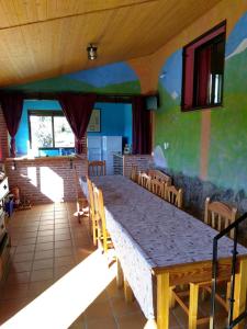 阿雷纳斯德圣佩德罗Casa Rural Las Gesillas的一间带大桌子和椅子的用餐室