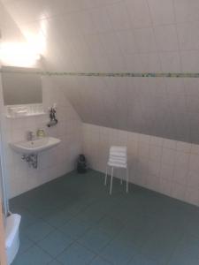 巴特迪伦贝格Hotel Altes Salzamt的浴室配有水槽和椅子