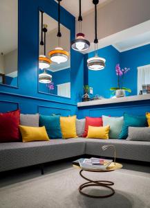 贝加莫Residenza del Borgo的客厅配有带色彩缤纷枕头的沙发