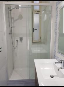 巴勒莫Mondello Home "46 passi"的带淋浴和盥洗盆的白色浴室