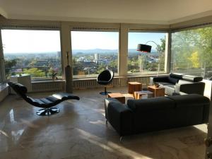 弗莱堡Ferienwohnung-Freiburg-Exklusiv的客厅配有沙发和椅子