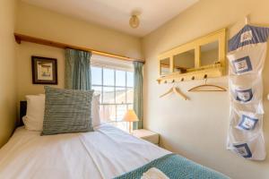 奥尔德堡5 Coastguard Cottages的一间卧室设有一张床和一个窗口