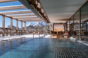 比尔根山Bürgenstock Hotels & Resort - Waldhotel & Spa的山景游泳池