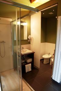 Las Rozas de Valdearroyo阿拉兹酒店的带淋浴、盥洗盆和卫生间的浴室