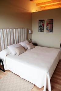 Las Rozas de Valdearroyo阿拉兹酒店的卧室配有一张白色大床