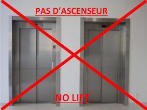科利尤尔Le Madeloc Hôtel & Spa的大楼内两扇无电梯标志的门