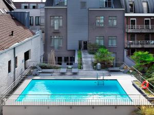 根特和谐酒店的享有大楼游泳池的顶部景致