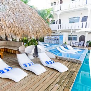 埃斯孔迪多港齐卡特拉简易别墅酒店的一个带游泳池、躺椅和游泳池的度假村