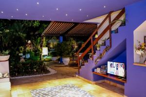 皮帕Pousada Arriba Pipa的一座带紫色墙壁和庭院的房子