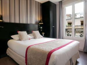 巴黎美妙停留酒店的一间卧室设有一张大床和一个窗户。