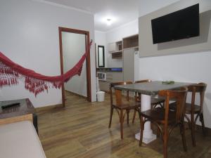 帕罗卡Residencial Sol e Lua的厨房以及带桌椅的用餐室。