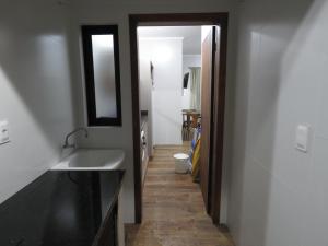 帕罗卡Residencial Sol e Lua的一间带水槽和镜子的浴室