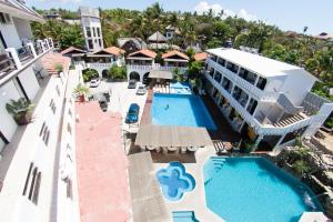 埃斯孔迪多港齐卡特拉简易别墅酒店的享有度假村游泳池的空中景致