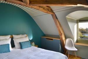 奥尔良Suites du Cabinet Vert的卧室配有白色的床和窗户。
