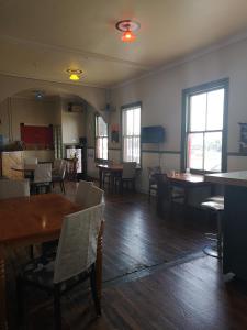 怀希金十字酒店的用餐室设有桌椅和窗户。