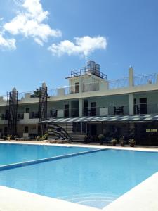 Sea Garden Resort Iloilo内部或周边的泳池