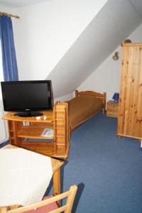 比苏姆Hotel Dorfkrug Büsum的客房设有一张双层床和一张桌子上的电视