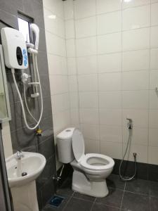 瓜埠珍珠汽车旅馆的一间带卫生间和水槽的浴室