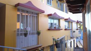 贾拉普Posada Antiguo Camino Real的一座种植了盆栽植物的建筑里一排阳台