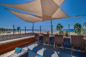 洛杉矶威尼斯微风套房酒店的露台设有桌椅,享有海滩美景