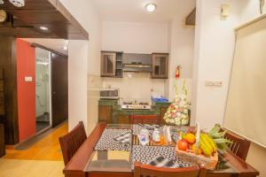 达卡莱佛士服务公寓 的厨房配有水果和蔬菜桌