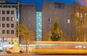 柏林柏林康德贝斯特韦斯特酒店的夜间停在大楼前的汽车