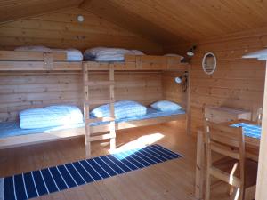 Hammarstrand4 persoons Stuga的小木屋内一间卧室配有双层床