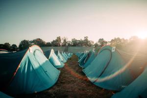 慕尼黑ESN Oktoberfest Campsite的一组帐篷,排在一片田野里