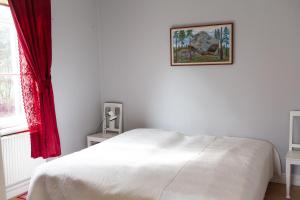 耶尔夫瑟58 Turistvägen Järvsö的卧室配有白色的床,墙上挂着一幅画