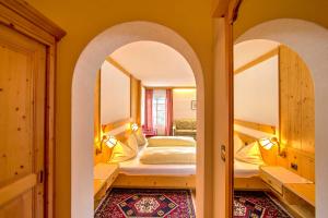 崔聂斯奥博迈尔酒店的一间卧室设有两张双层床和两面镜子