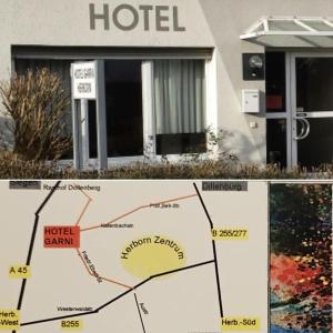 赫尔博恩Hotel Garni的建筑前酒店地图