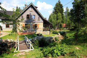 Guesthouse BORSZÓWKA by the creek exclusive, with access to a pool, sauna, and hot tub外面的花园