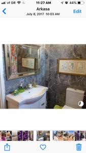 卡尔帕索斯Pangiotas Pencione的一间带水槽、卫生间和镜子的浴室