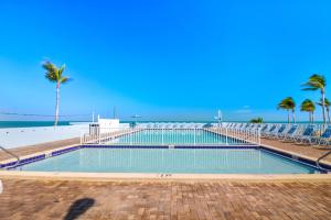 雷顿Fiesta Key RV Resort Premium Room 3的棕榈树海滩旁的游泳池
