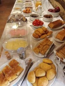 SidhirokhórionNimbus Guesthouse的一张桌子上有很多种不同的食物