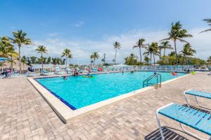 雷顿Fiesta Key RV Resort Waterfront Cottage 33的度假村内一座种有棕榈树的大型游泳池