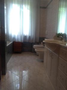 塞拉韦扎Monti Mare的浴室设有2个卫生间、水槽和浴缸。