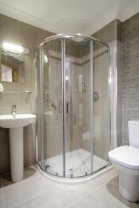 柯科迪维多利亚酒店的带淋浴、卫生间和盥洗盆的浴室