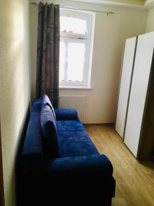索内贝格Ferienwohnung für Alt und Jung的窗户客房内的蓝色沙发