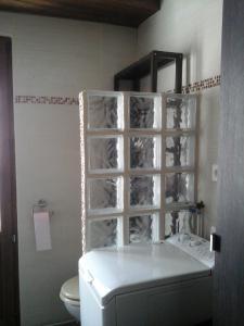 瓦尔代布洛尔les Millefonds的浴室配有白色水槽和卫生间。