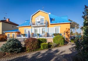 维什科夫天狼星膳食公寓的蓝色屋顶的黄色和白色房子