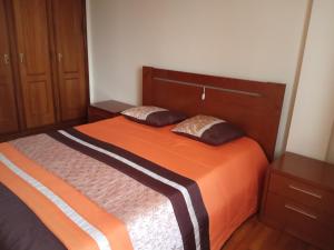 圣玛丽亚大德费拉Apartamento Arosa的一间卧室配有一张带两个枕头的床