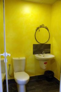 加布罗沃Стаи за Гости "ЦЕНТРАЛ" Фамилни Стаи & Апартаменти的黄色的浴室设有卫生间和水槽