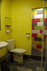 加布罗沃Стаи за Гости "ЦЕНТРАЛ" Фамилни Стаи & Апартаменти的一间带卫生间和水槽的浴室