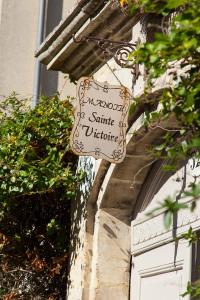 贝叶Manoir Sainte Victoire的门旁建筑物的一侧的标志