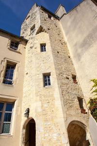 贝叶Manoir Sainte Victoire的一座大型石头建筑,上面有一座塔